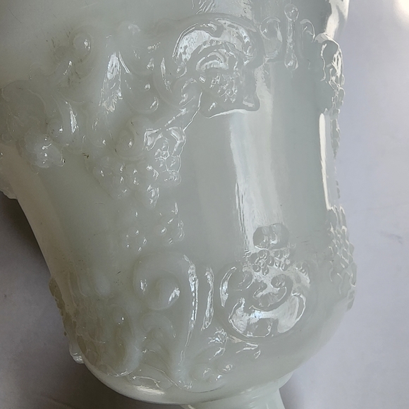 Milk glass vase - Picture 7 of 12